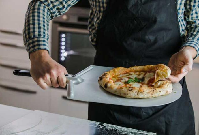 Aluminium pizzalapát rövid nyéllel otthoni pizzakemencékhez kép